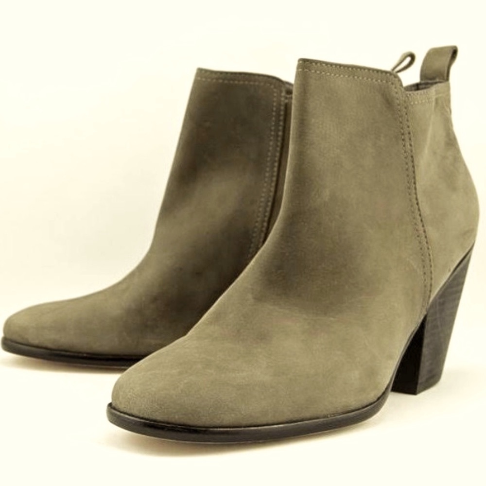 👏🏽2XHP👏🏽Cole Haan suede booties!